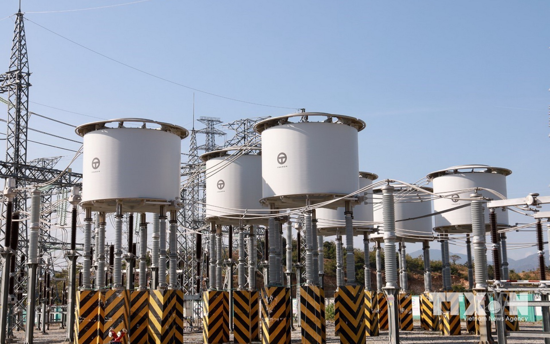 Hạ tầng lưới điện 500kV của được nhà máy điện mặt trời Trung Nam - Thuận Nam đầu tư để truyền tải. (Ảnh: Xuân Triệu/TTXVN)